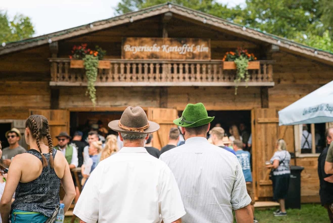 Besucher vor der Bayerischen Kartoffel Alm auf der Brass Wiesn in Eching bei München