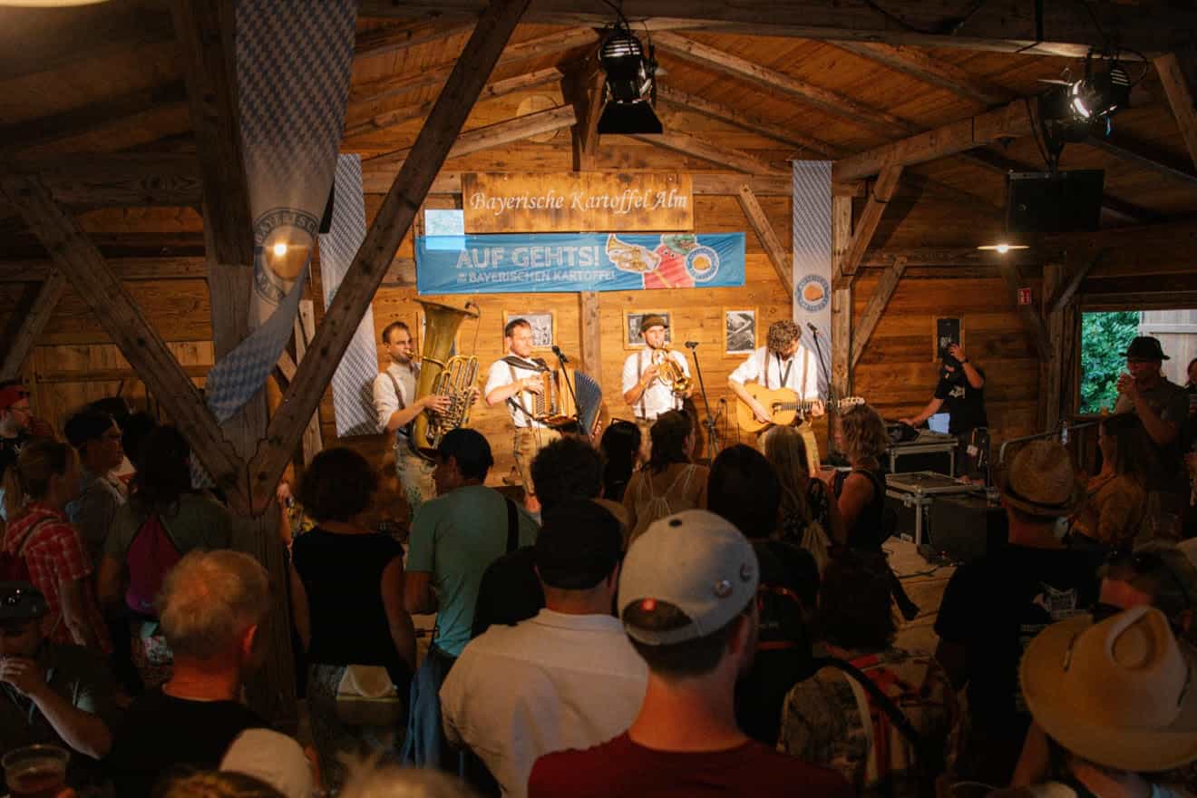 Live Blasmusik in der Bayerischen Kartoffel Alm auf der Brass Wiesn mit Publikum